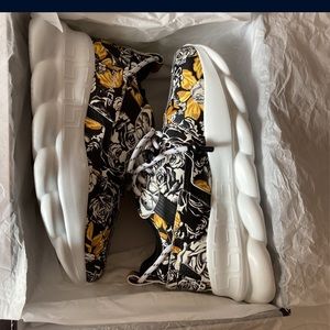 Chain reaction Versaces shoes